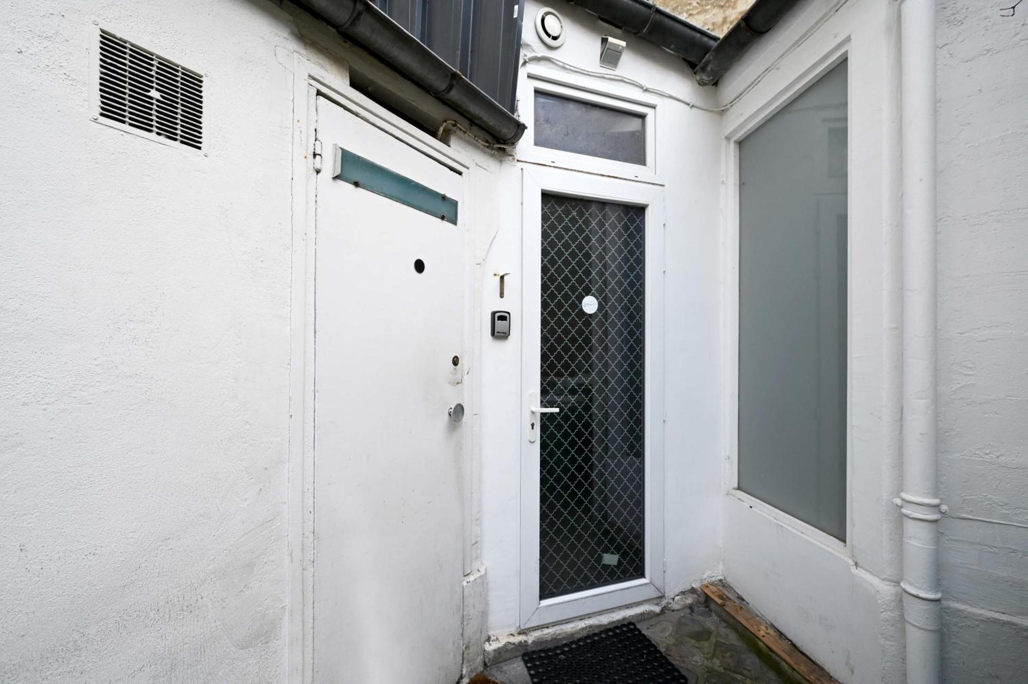 2 Bed Modern Fully Furnish Flat,Close To Buttes Chaumon Park Leilighet Paris Eksteriør bilde